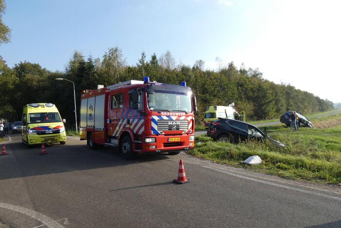 Twee auto's in de sloot door ongeval