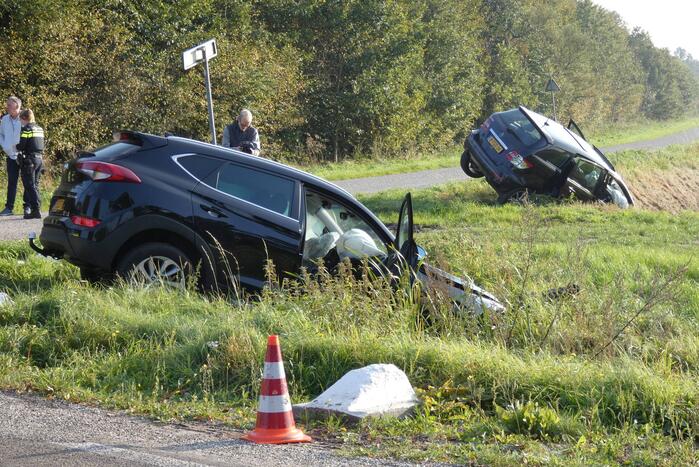 Twee auto's in de sloot door ongeval
