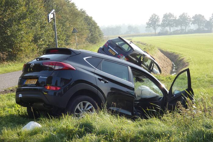 Twee auto's in de sloot door ongeval