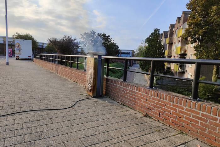 Prullenbak in brand op parkeerterrein