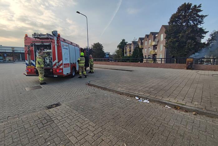 Prullenbak in brand op parkeerterrein