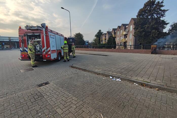 Prullenbak in brand op parkeerterrein