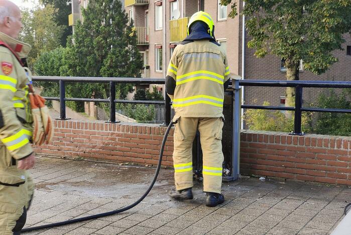 Prullenbak in brand op parkeerterrein