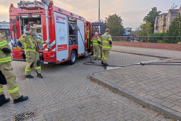 Prullenbak in brand op parkeerterrein