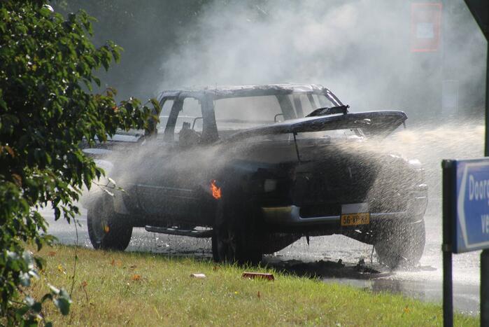 Auto vat vlam op rotonde