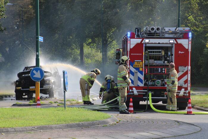 Auto vat vlam op rotonde