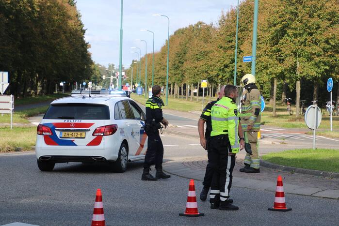 Auto vat vlam op rotonde