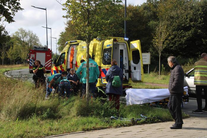 Jongedame op fiets aangereden op rotonde