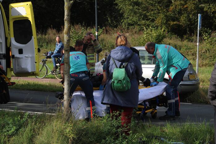 Jongedame op fiets aangereden op rotonde