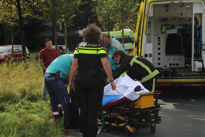 Jongedame op fiets aangereden op rotonde