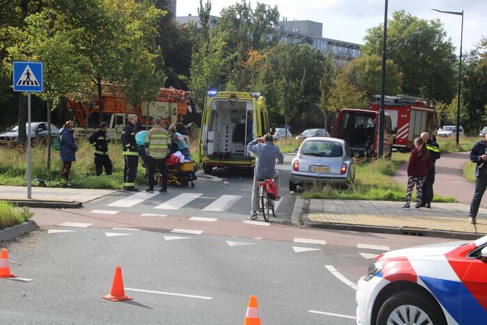 Jongedame op fiets aangereden op rotonde