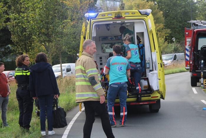 Jongedame op fiets aangereden op rotonde