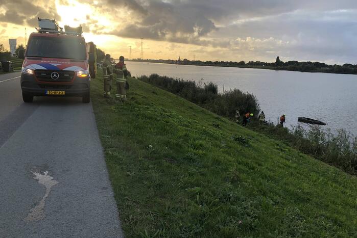 Hulpdiensten ingezet voor gezonken boot
