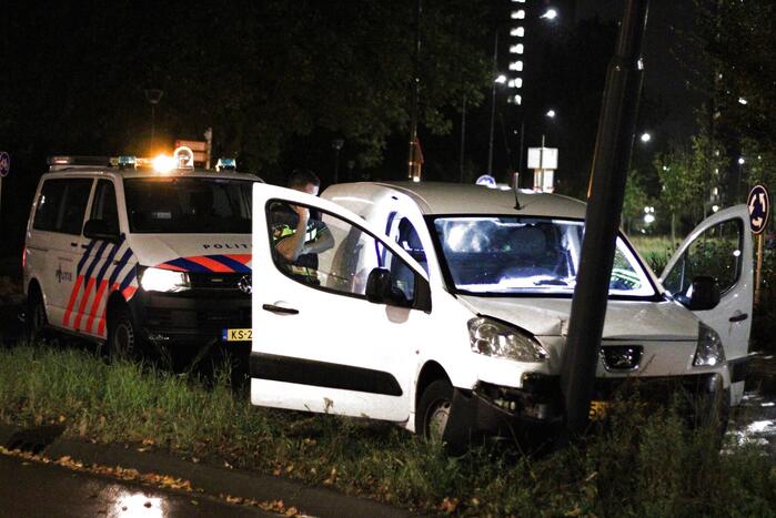 Bestuurder eindigt tegen verkeerspaal