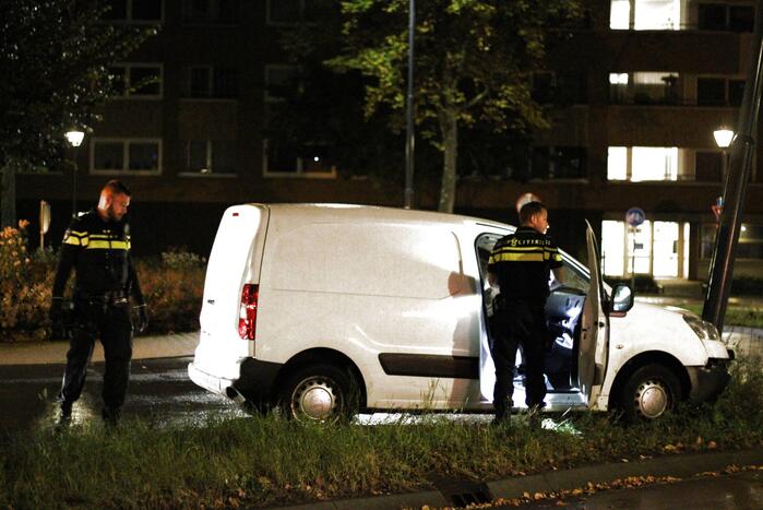 Bestuurder eindigt tegen verkeerspaal