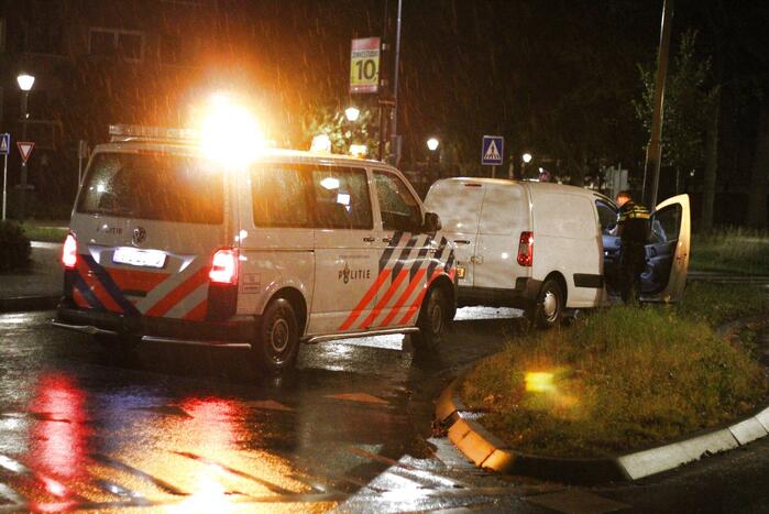 Bestuurder eindigt tegen verkeerspaal