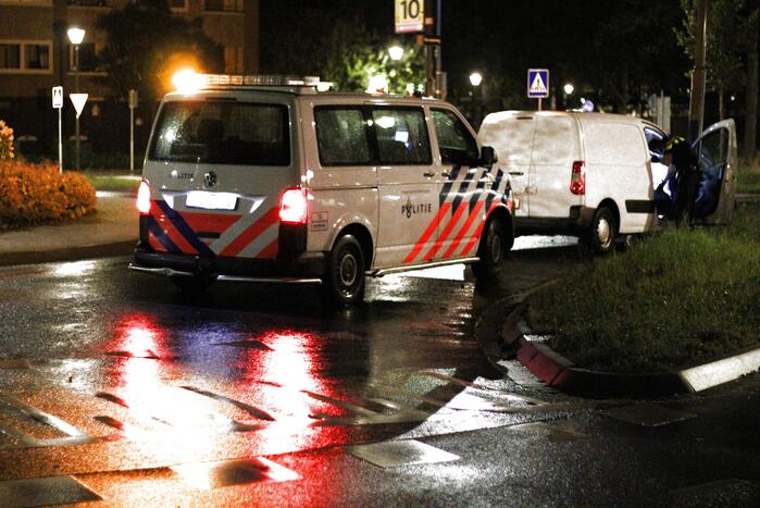 Bestuurder eindigt tegen verkeerspaal