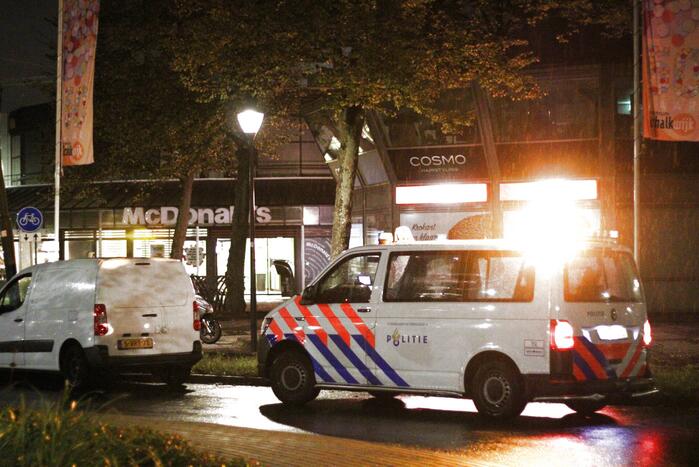 Bestuurder eindigt tegen verkeerspaal