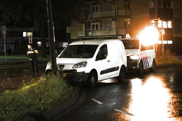 Bestuurder eindigt tegen verkeerspaal