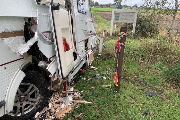Automobilist rijdt caravan vast tussen grenspalen