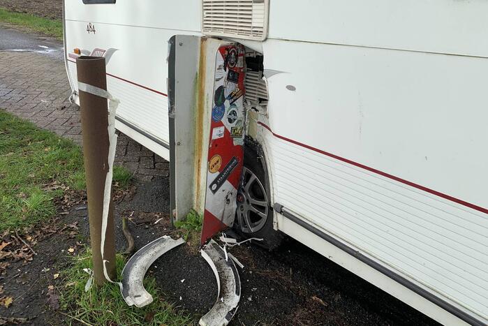 Automobilist rijdt caravan vast tussen grenspalen