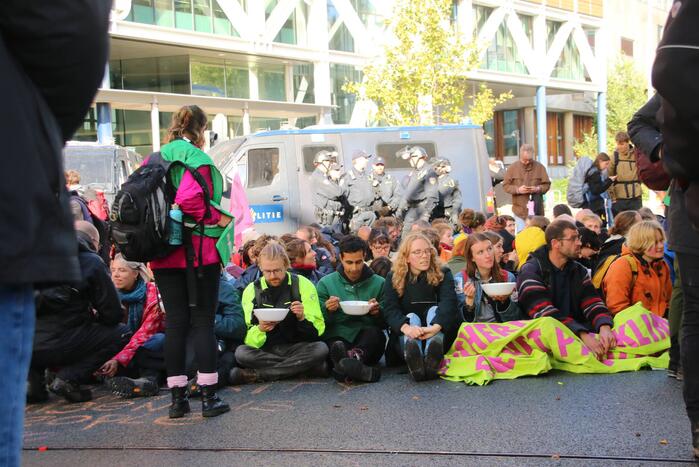 Opnieuw zorgen klimaatactivisten voor verkeershinder