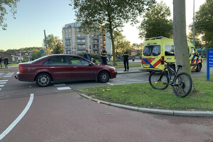 Overstekende mountainbiker botst met auto