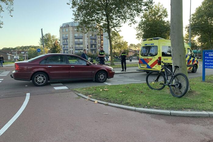 Overstekende mountainbiker botst met auto