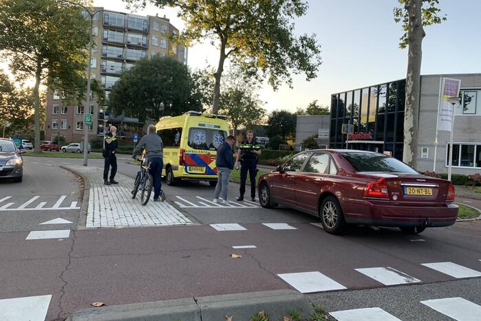 Overstekende mountainbiker botst met auto