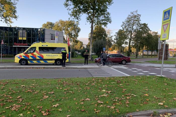 Overstekende mountainbiker botst met auto