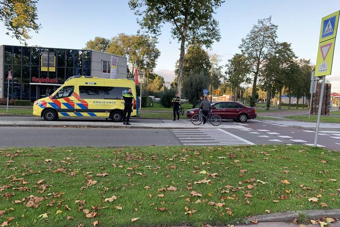 Overstekende mountainbiker botst met auto