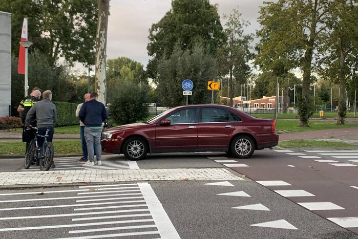 Overstekende mountainbiker botst met auto