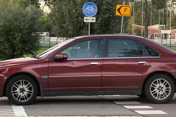 Overstekende mountainbiker botst met auto