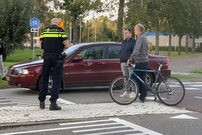 Overstekende mountainbiker botst met auto