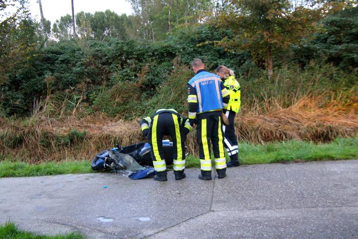 Zoekactie in water na vondst scooter in sloot