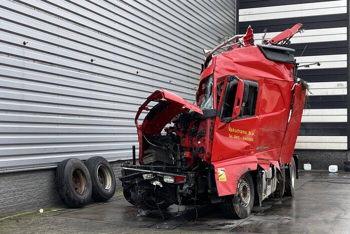 Vrachtwagens enorm beschadigd na ongeval