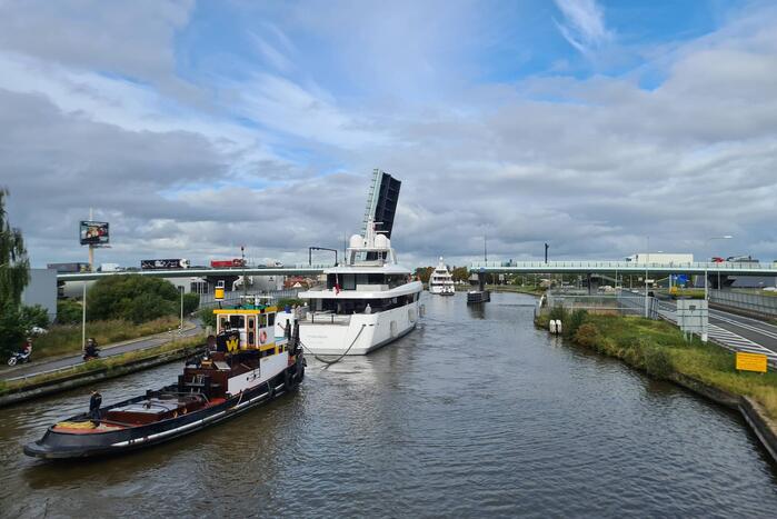 Jachtschepen Kaaimaneiland trekken veel bekijks