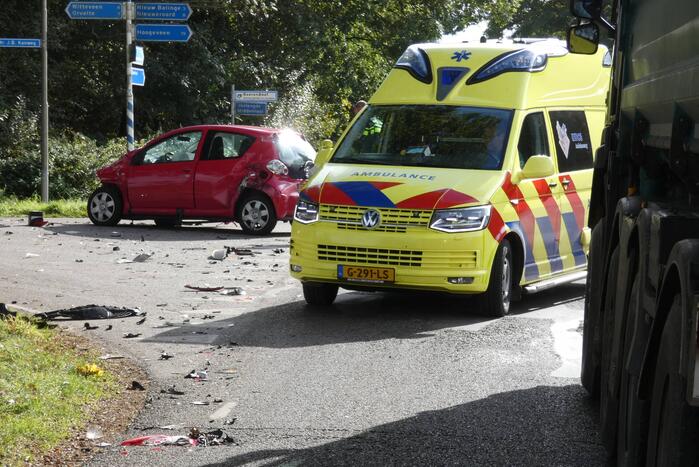 Auto loopt flinke schade op bij botsing met vrachtwagen