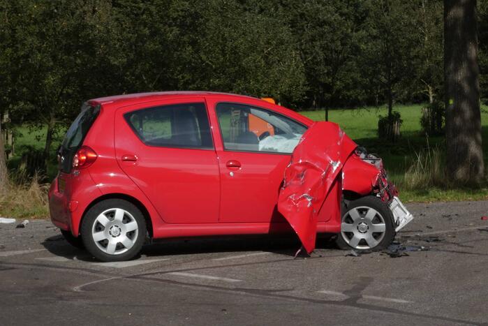 Auto loopt flinke schade op bij botsing met vrachtwagen