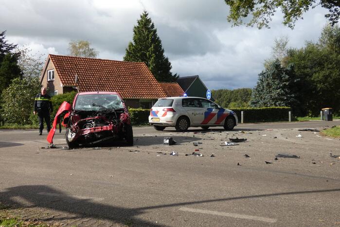 Auto loopt flinke schade op bij botsing met vrachtwagen