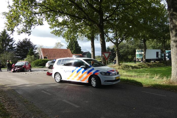 Auto loopt flinke schade op bij botsing met vrachtwagen