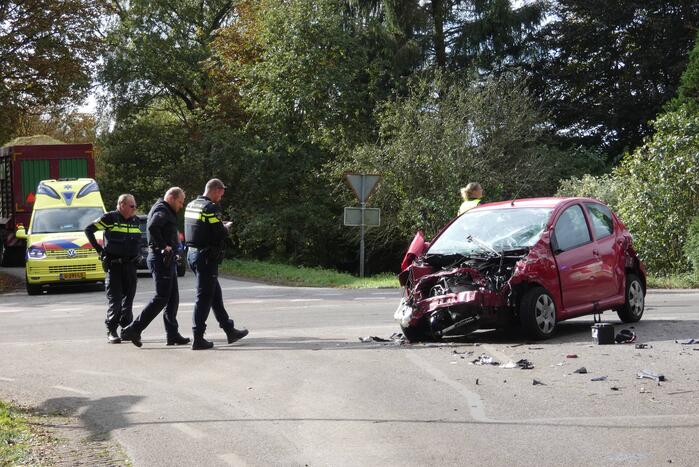 Auto loopt flinke schade op bij botsing met vrachtwagen