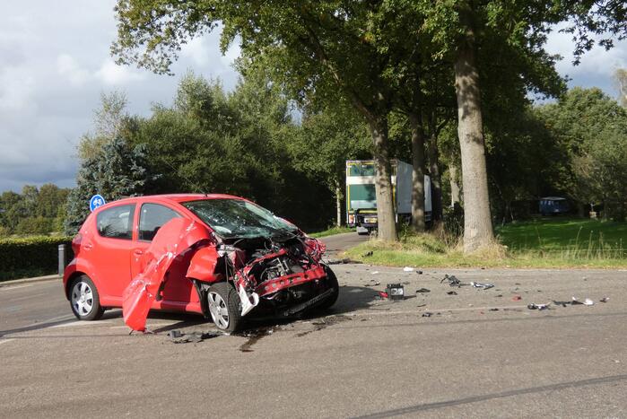 Auto loopt flinke schade op bij botsing met vrachtwagen