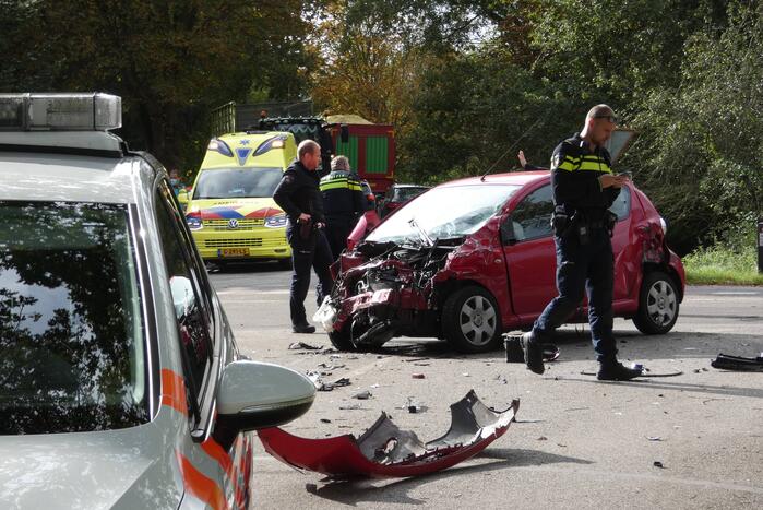 Auto loopt flinke schade op bij botsing met vrachtwagen