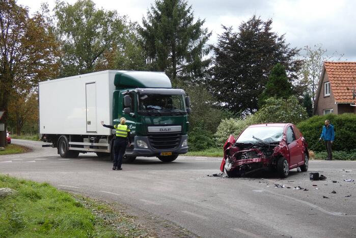 Auto loopt flinke schade op bij botsing met vrachtwagen