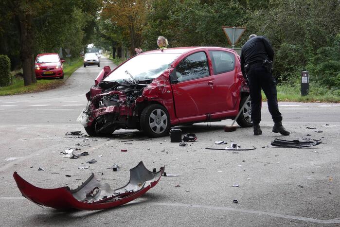 Auto loopt flinke schade op bij botsing met vrachtwagen