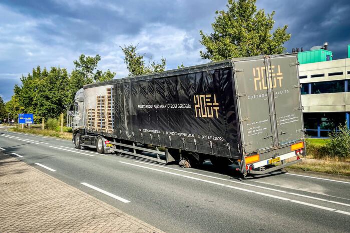 Vrachtwagen strandt door losgelopen wiel