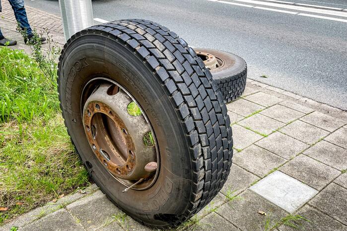 Vrachtwagen strandt door losgelopen wiel