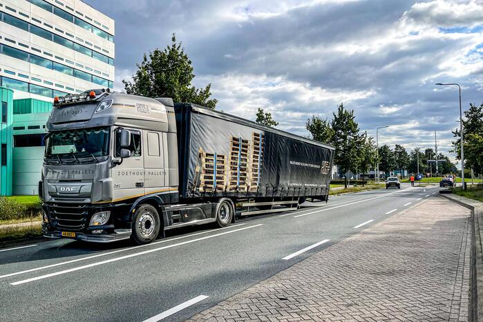 Vrachtwagen strandt door losgelopen wiel