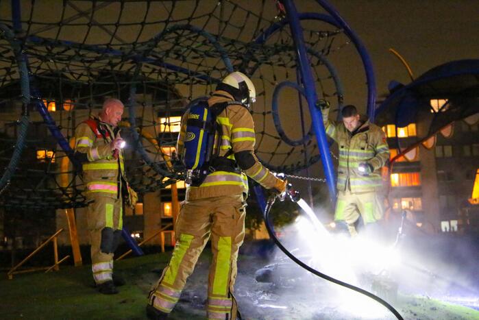 Brandweer blust brandende deelscooter van Go-Sharing